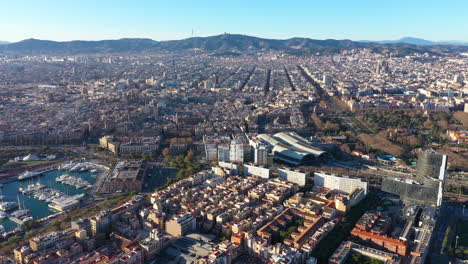 Vista-Aérea-Grande-De-Barcelona,-España,-Distrito-De-La-Barceloneta,-Puerto-De-Día-Soleado.